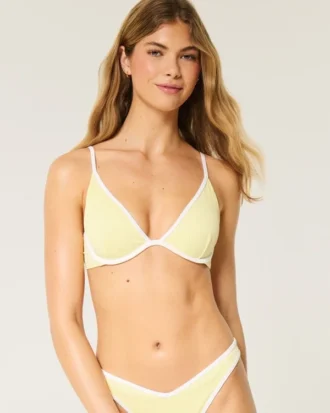 Top de bikini con aros y escote pronunciado