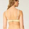 Top de bikini con aros y escote pronunciado