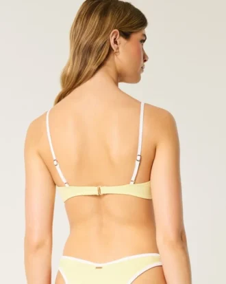 Top de bikini con aros y escote pronunciado