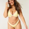 Top de bikini con aros y escote pronunciado