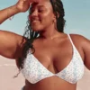 Top de bikini con aros y escote pronunciado acanalado