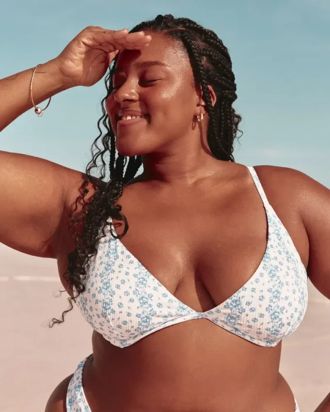 Top de bikini con aros y escote pronunciado acanalado