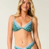 Top de bikini con aros y escote pronunciado con bordado