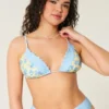 Top de bikini triangular con bordes con volantes