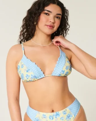 Top de bikini triangular con bordes con volantes