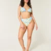 Top de bikini triangular con bordes con volantes