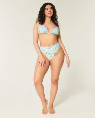 Top de bikini triangular con bordes con volantes