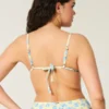 Top de bikini triangular con bordes con volantes