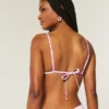Top de bikini triangular con bordes con volantes