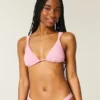 Top de bikini triangular con hombros descubiertos y fruncido