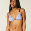Top de bikini triangular con hombros descubiertos y fruncido