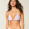 Top de bikini triangular con ribete estilo croché