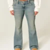 Vaqueros bootcut de talle bajo con bordado de mariposas y lavado medio