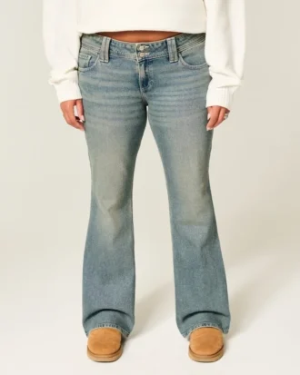Vaqueros bootcut de talle bajo con bordado de mariposas y lavado medio