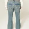 Vaqueros bootcut de talle bajo con bordado de mariposas y lavado medio