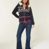 Vaqueros bootcut de talle bajo, lavado oscuro y cintura con lazo rojo