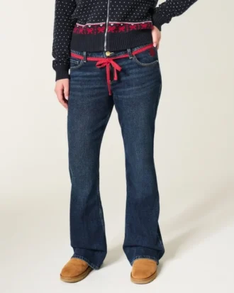 Vaqueros bootcut de talle bajo, lavado oscuro y cintura con lazo rojo