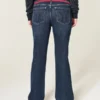 Vaqueros bootcut de talle bajo, lavado oscuro y cintura con lazo rojo