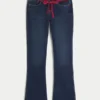 Vaqueros bootcut de talle bajo, lavado oscuro y cintura con lazo rojo