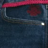 Vaqueros bootcut de talle bajo, lavado oscuro y cintura con lazo rojo