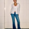 Vaqueros bootcut de talle bajo y lavado medio
