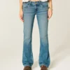 Vaqueros bootcut de talle bajo y lavado medio con tachuelas