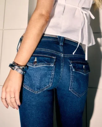 Vaqueros bootcut de talle bajo y lavado oscuro