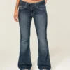 Vaqueros bootcut de talle bajo y lavado oscuro con cinturón