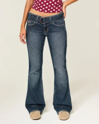 Vaqueros bootcut de talle bajo y lavado oscuro con cinturón