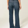 Vaqueros bootcut de talle bajo y lavado oscuro con cinturón