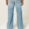 Vaqueros bootcut relajados con lavado medio Vaqueros bootcut relajados con lavado medio