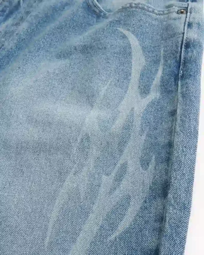 Vaqueros holgados con estampado de llamas y lavado medio