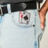 Vaqueros holgados con estampado de naipes y lavado claro