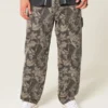Vaqueros holgados de pintor con estampado de camuflaje