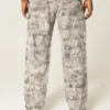 Vaqueros holgados de pintor con estampado de camuflaje
