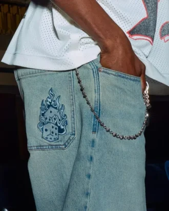 Vaqueros holgados de skater con bordado de dados en lavado claro