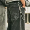 Vaqueros holgados de skater con serpiente bordada en negro lavado