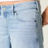 Vaqueros holgados de talle bajo y lavado claro con lazos con tachuelas
