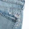 Vaqueros holgados de talle bajo y lavado medio con estampado de mariposas