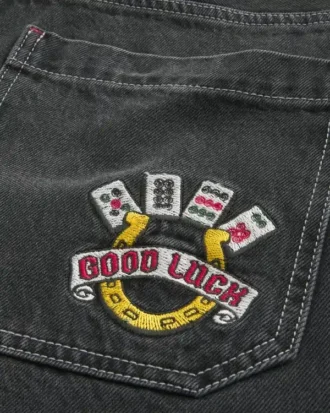 Vaqueros holgados skater con bordado «Good Luck» en negro lavado