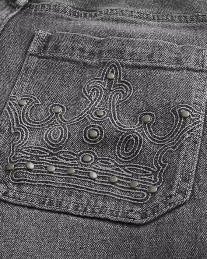 Vaqueros holgados skater con tachuelas bordadas en gris
