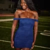 Vestido ajustado con hombros descubiertos y malla