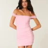 Vestido ajustado con hombros descubiertos y malla