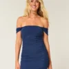 Vestido ajustado con hombros descubiertos y malla