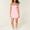 Vestido ajustado con hombros descubiertos y malla