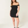 Vestido ajustado con hombros descubiertos y malla