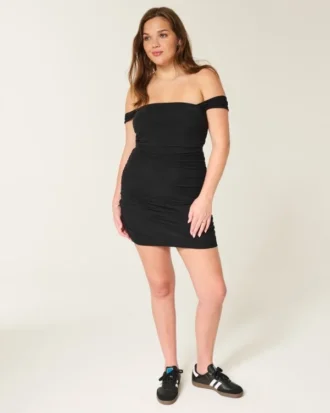 Vestido ajustado con hombros descubiertos y malla