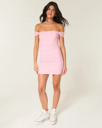 Vestido ajustado con hombros descubiertos y malla