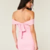 Vestido ajustado con hombros descubiertos y malla