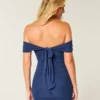 Vestido ajustado con hombros descubiertos y malla